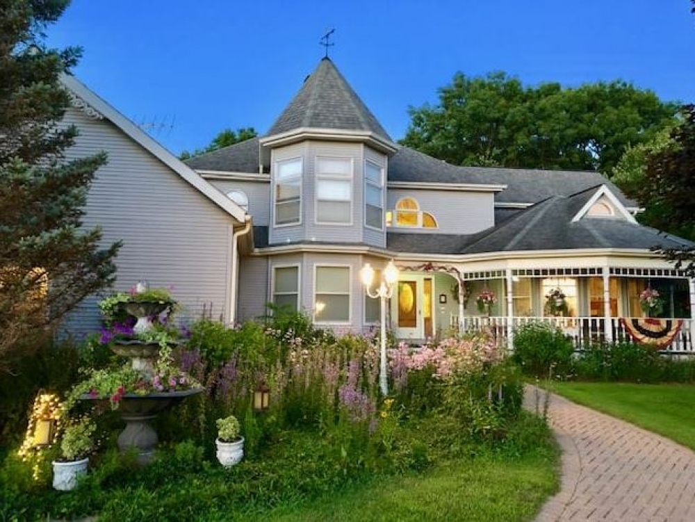 Wisconsin bed and breakfast inn for sale - Cameo Rose Victorian Country Inn