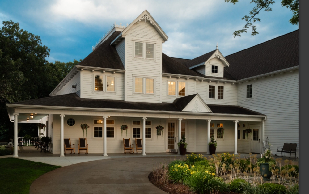 Iowa bed and breakfast inn for sale - 13-Suite Boutique Inn in the Okoboji-Spirit Lake Area of Iowa