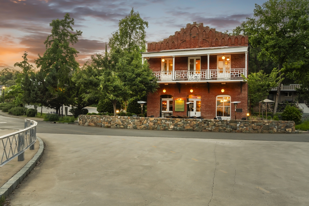 California bed and breakfast inn for sale - Imperial Restaurant + Hotel